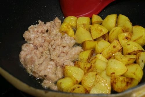 非常火热的肉末锅巴土豆，在家也能做出夜市味道，人见人爱