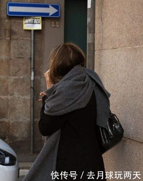 飙升|女人秋冬穿大衣时,建议这样“系围巾”,能让你时髦感飙升