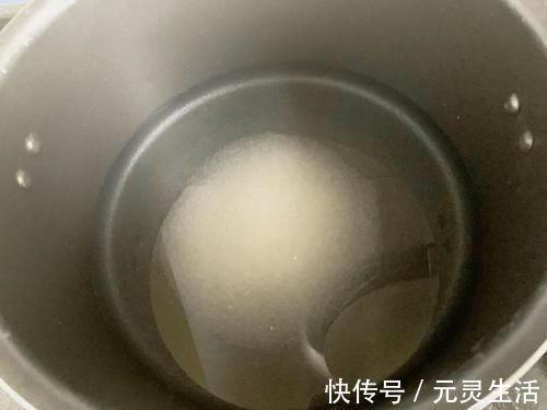 炸糖糕时,用开水和面还是冷水和面?学会1招,个个空心不破皮