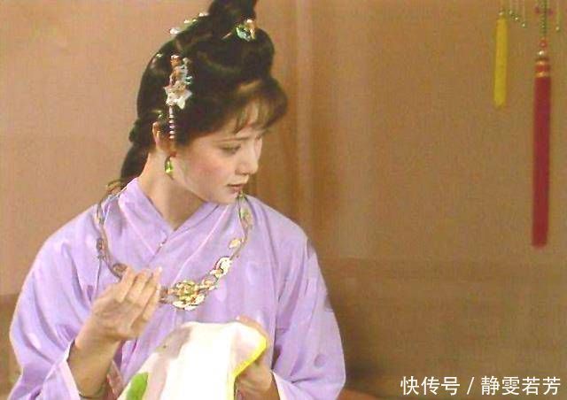 宝钗当众解衣掏金锁,也敢坐在宝玉床头绣肚兜,并非不知廉耻