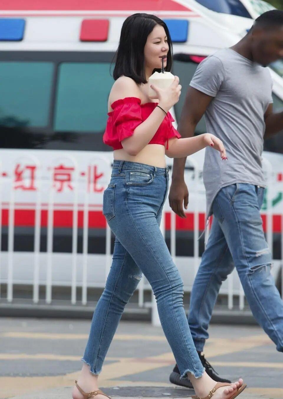 “烂大街”的牛仔裤,只要你稍加搭配,同样呈现意想不到的惊艳!