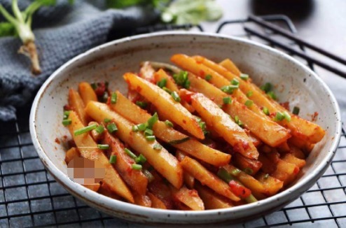 西红柿别只知道炒鸡蛋，教你4种新吃法，上桌不到5分钟汤汁都不剩