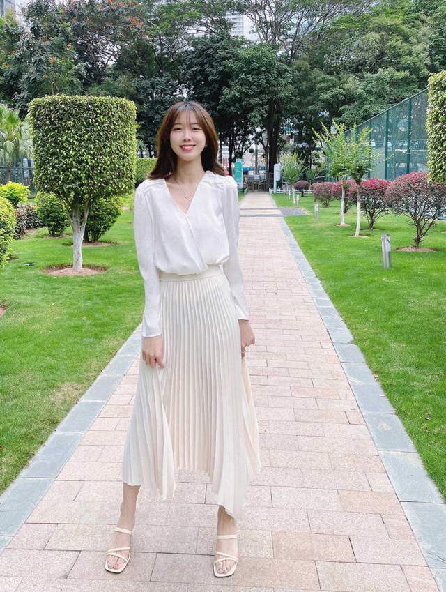 v领|最想要显瘦的穿衣技巧来了,无袖绿色上衣搭配黑色半身裙,超洋气