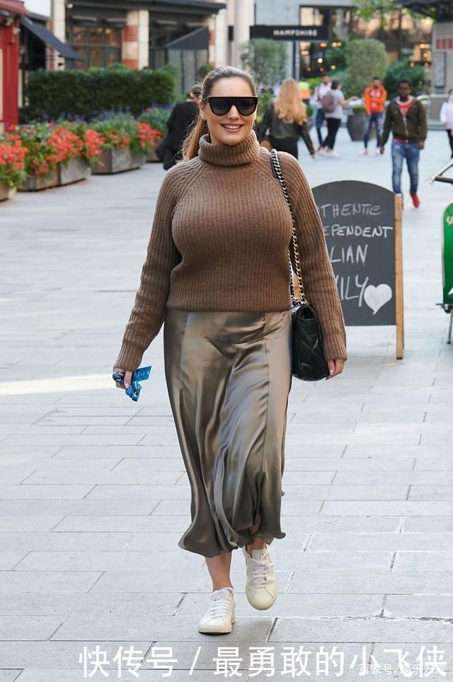 凯莉·布鲁克穿长袖针织毛衣搭亮面裙秋意满满,墨镜白鞋休闲十足