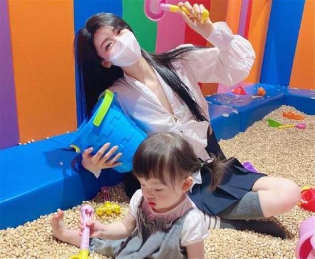 穿着|宝妈朋友圈晒娃,却被质疑“假晒娃,真晒自己”,照片有些过分了