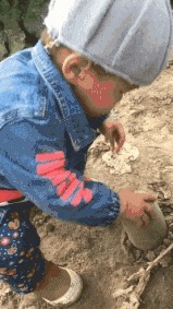 |搞笑GIF段子:算了,还是我来吧!你这拔不出来会弄疼自己的!