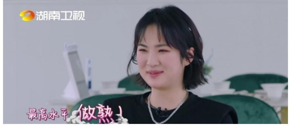 华为二公主姚安娜《中餐厅》首秀与黄晓明尬聊，心情紧张气氛尴尬