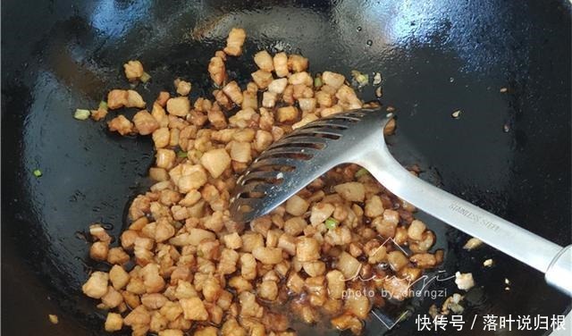  《中餐厅》张亮做的这道菜，随手一炒真是香，比鱼香肉丝还下饭