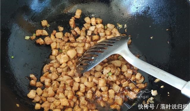 《中餐厅》张亮做的这道菜,随手一炒真是香,比鱼香肉丝还下饭