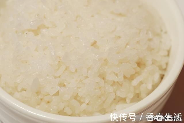 松软|蒸米饭时，光加水还不够，大厨：牢记这“2放”，米饭喷香又松软
