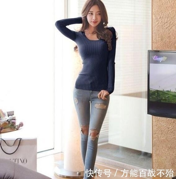 展现|女神穿搭:甜美百搭的牛仔裤美女,展现自然匀称美!