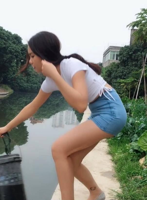 干农活的乡下美女，显气质又好看，网友小清新