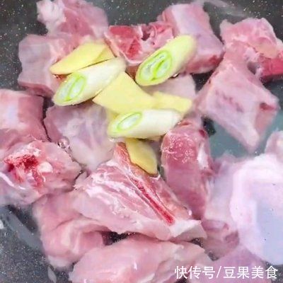 清甜|玉米排骨汤清甜营养又健康，做法还很简单
