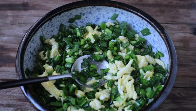  这才是韭菜盒子的传统做法，皮薄馅儿大，好吃易做，难度为零