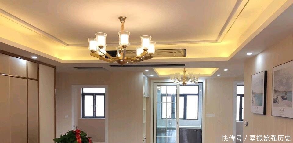 电视墙|刚做完保洁的新房,全屋漂亮极了,电视墙镶金边,估计你没见过