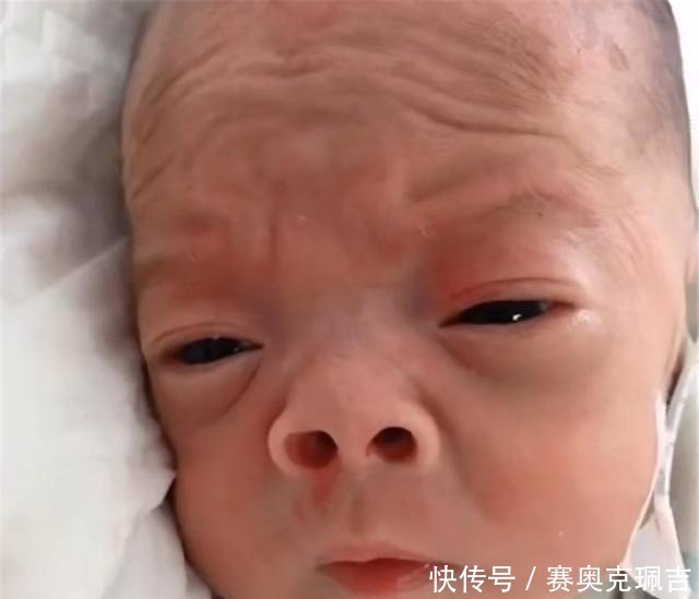 嫌弃|宝宝出生时像个“外星人”，被全家嫌弃，3个月后完美逆袭成团宠