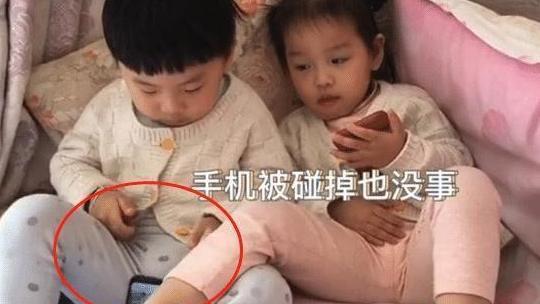 皮皮|“卑微弟弟”伺候姐姐火了,怀里温奶给姐喝,网友求生欲太强