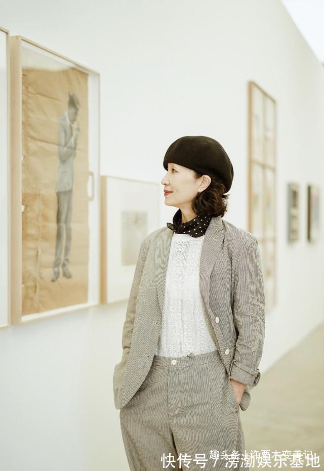 高冷 奔五的女人，少穿T恤牛仔裤，学三木妈妈这样穿，减龄有气质
