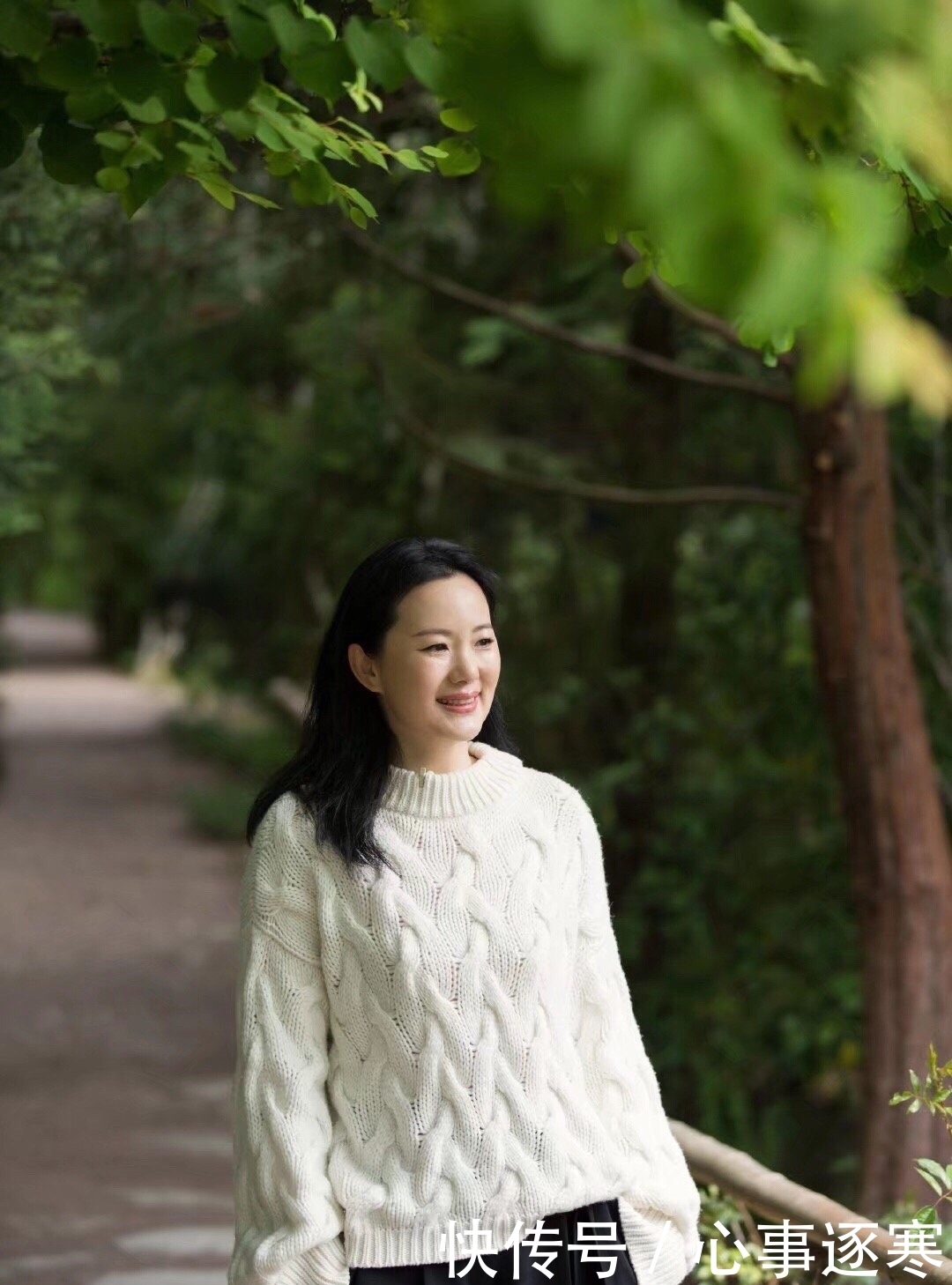 奔五的女人尽量不要大衣配靴子,学明星式穿搭,气质好到让人羡慕