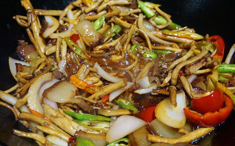 腊肉干锅茶树菇,妥妥的“米饭杀手”,手残党也能轻松搞定