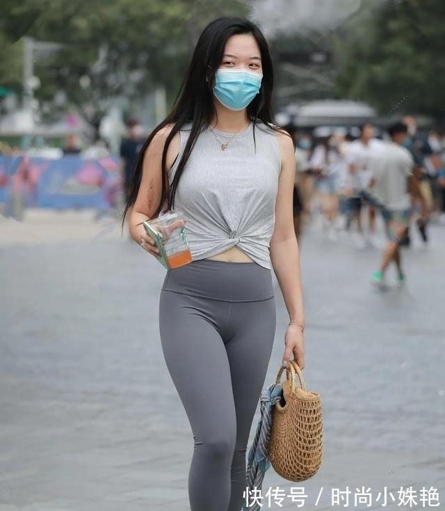 美女|今年很火的“鲨鱼裤”,取代了打底裤,这样穿彰显知性优雅!