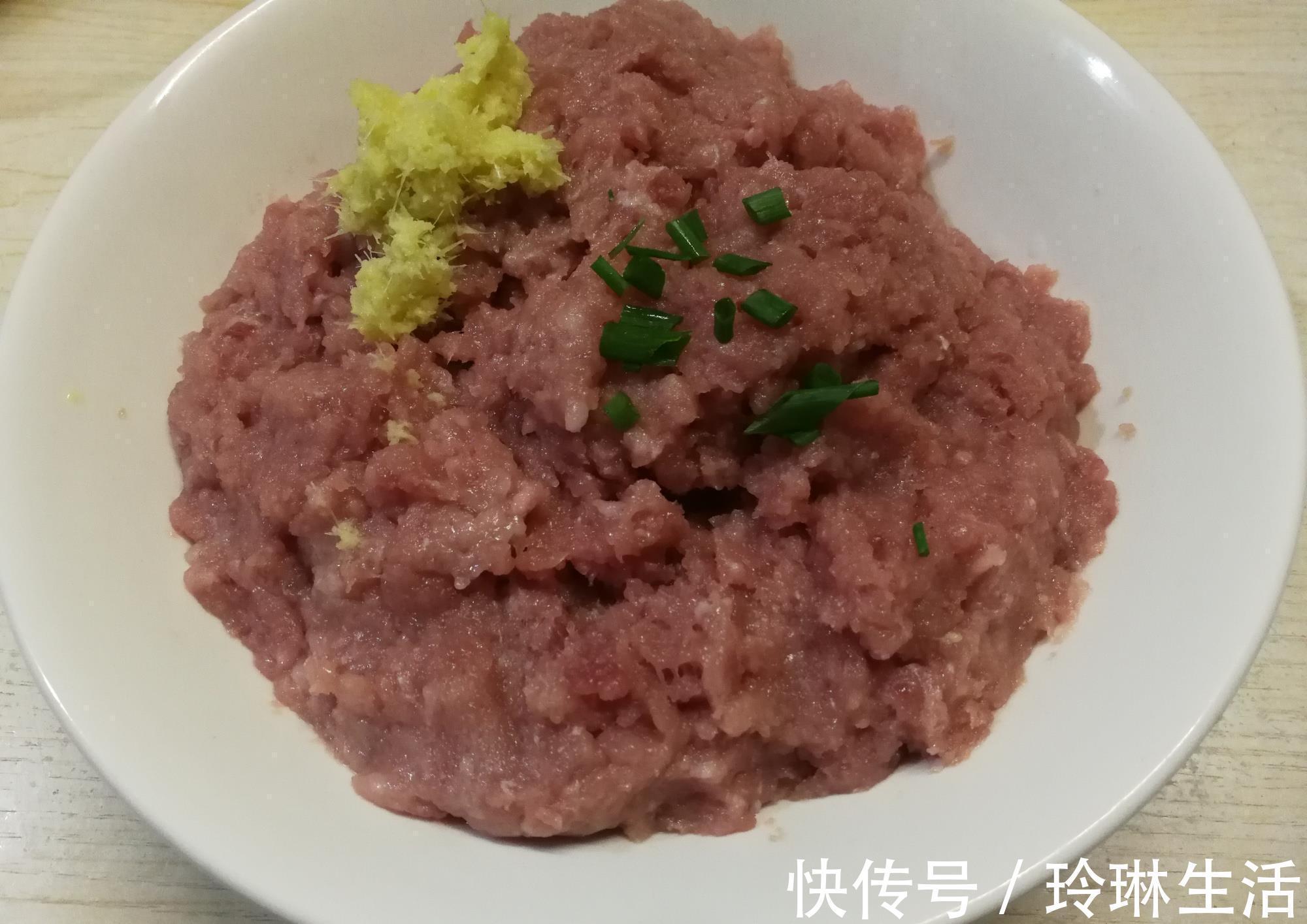 大馄饨|大馄饨万能肉馅调制方法，比饺子馅多2物，馄饨馅香嫩抱团又好吃