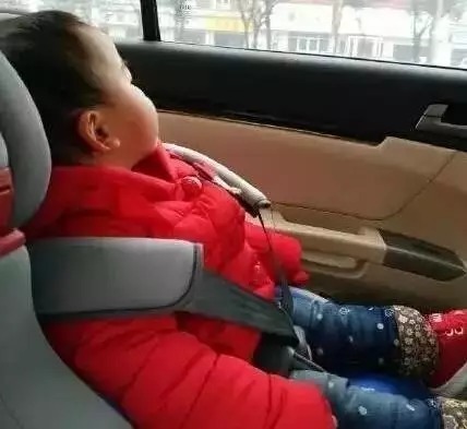 千万别|提醒!坐车时千万别让孩子穿羽绒服,车内这些东西也会致命!