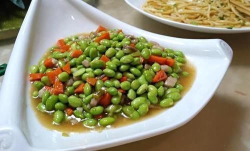 便饭|公司效益好，老板请员工吃便饭，7菜2汤2主食，有你喜欢吃的吗