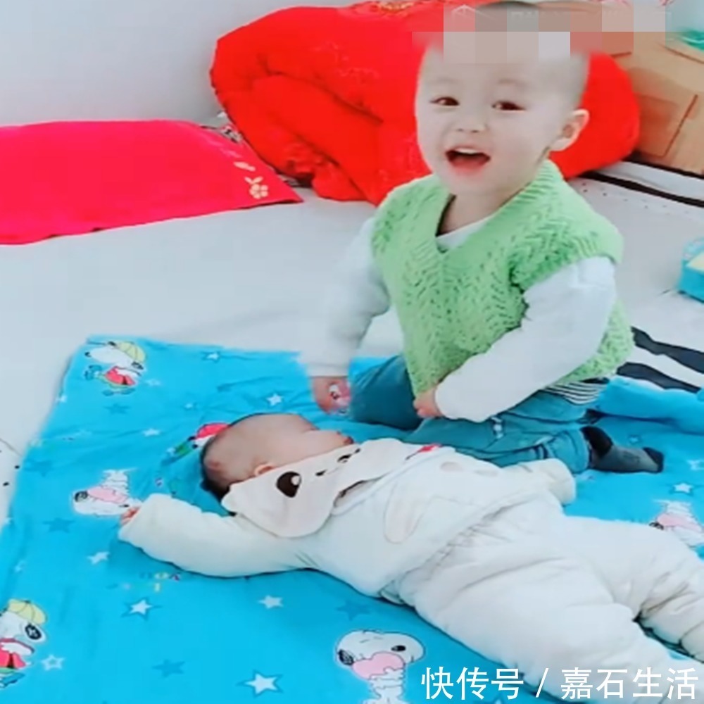 打扫|妈妈让哥哥帮忙照顾一下妹妹,无意中看到这个画面,感动又好笑