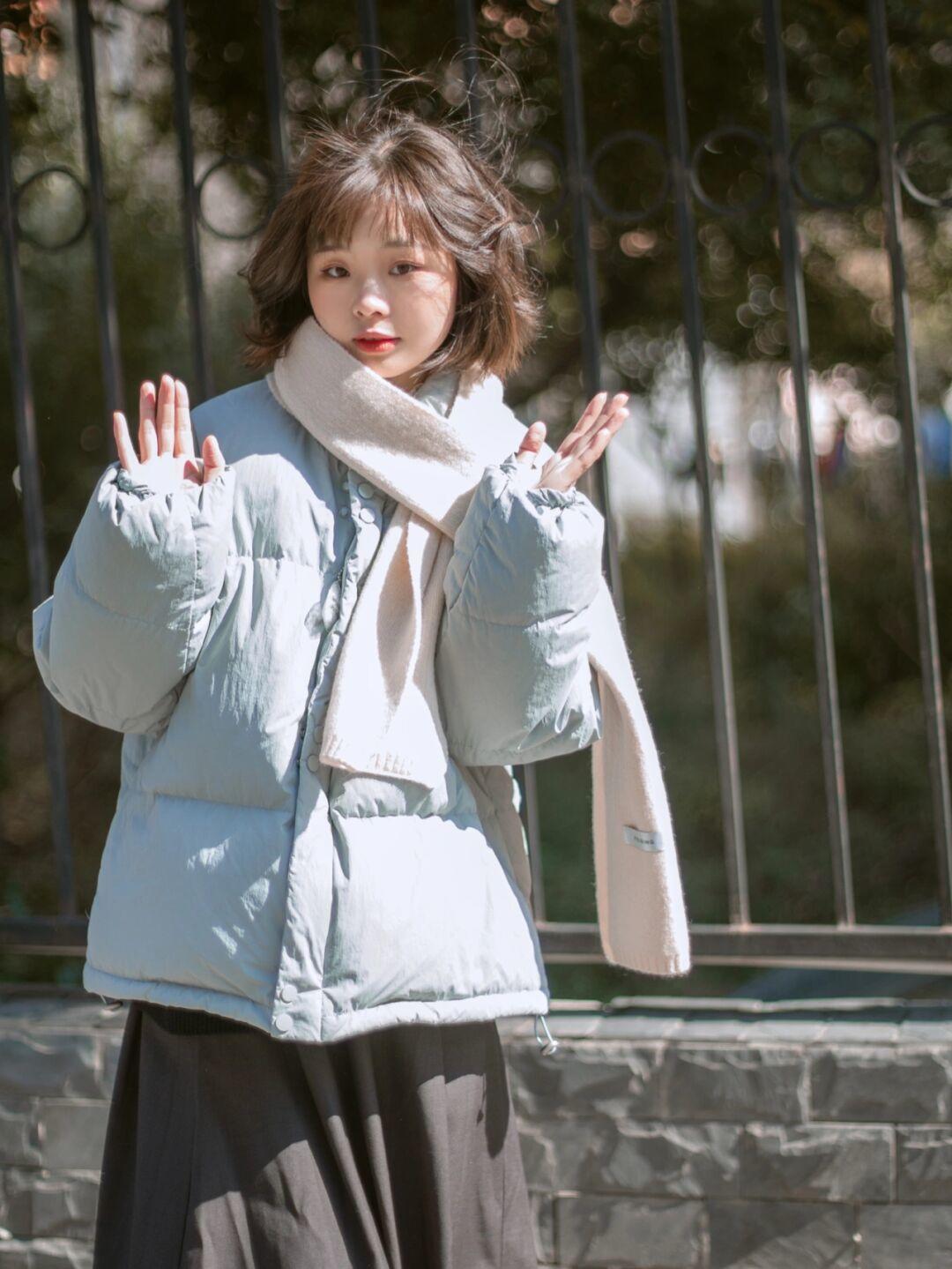 毛衣|冬天打底衫怎样选?一件红色针织衫+白色牛仔裤,休闲又显气色!