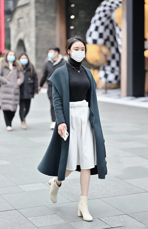 不能小看白色的裙子，早春搭配离不开，轻松穿出女神气质