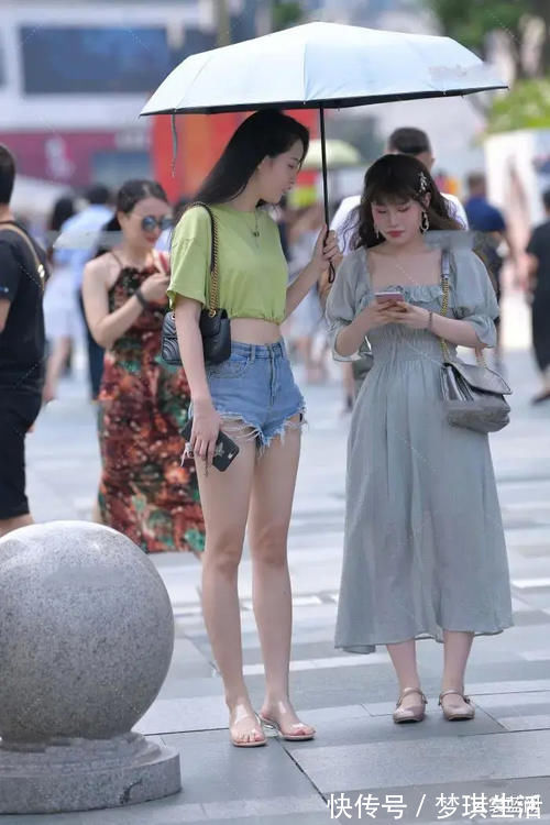 时尚 身姿高挑就是可以任性,清新上衣搭配牛仔短裤,简约靓丽又休闲时尚