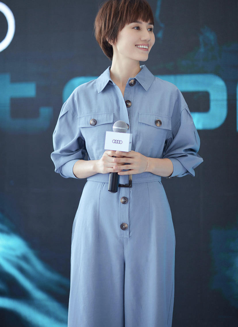 马伊琍|没想到啊!马伊琍才是“妈妈圈”最时髦,穿抹胸连体裤,清爽干练