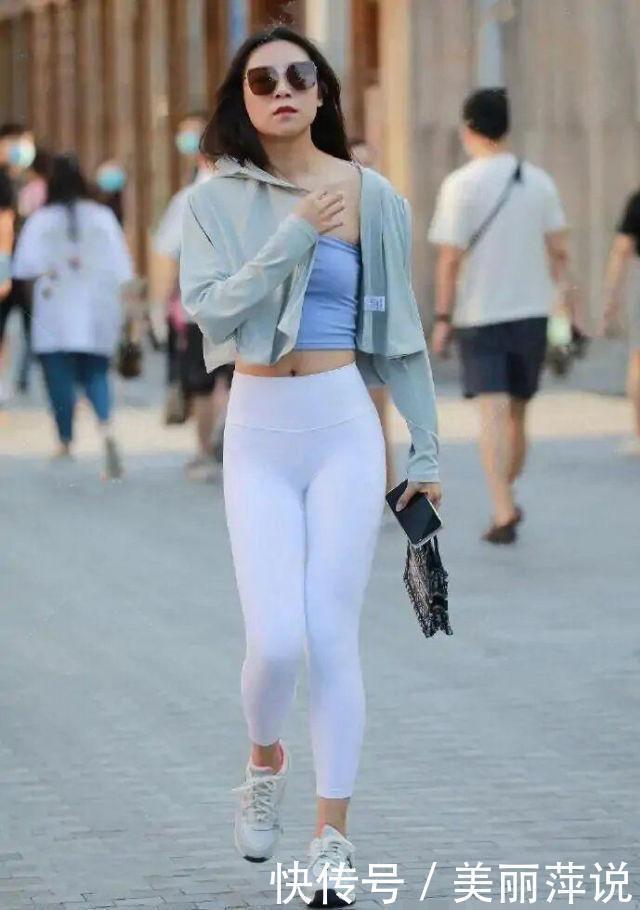设计|美女街拍白色运动裤内搭紫色的修身背心,身形的美感得到了进一步的提升