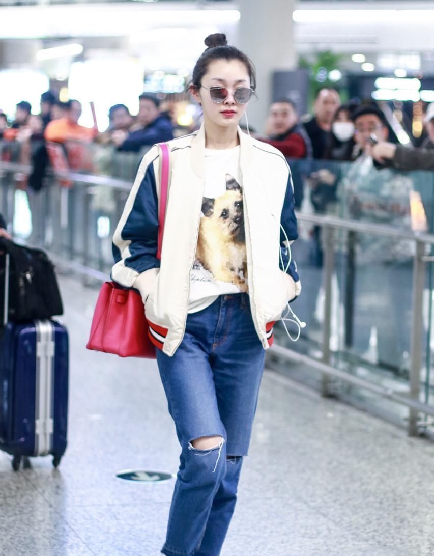 今年流行一种穿法,叫“短上衣+小白鞋”,简单时髦,明星都在穿