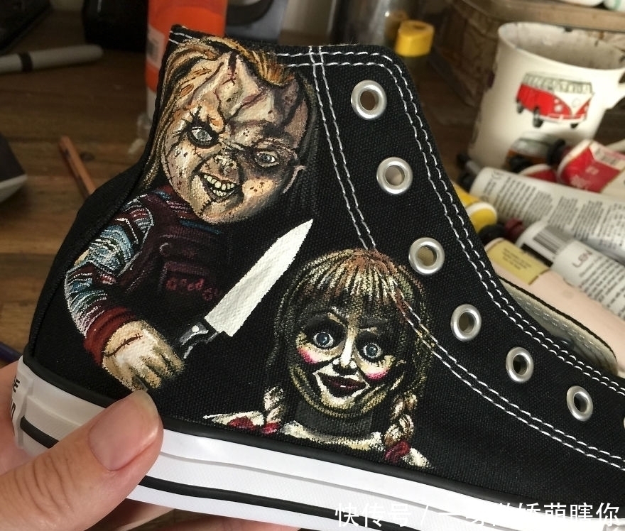 恐怖片|9岁女孩的生日礼物,艺术家为她绘制“恐怖帆布鞋”,你敢穿吗?