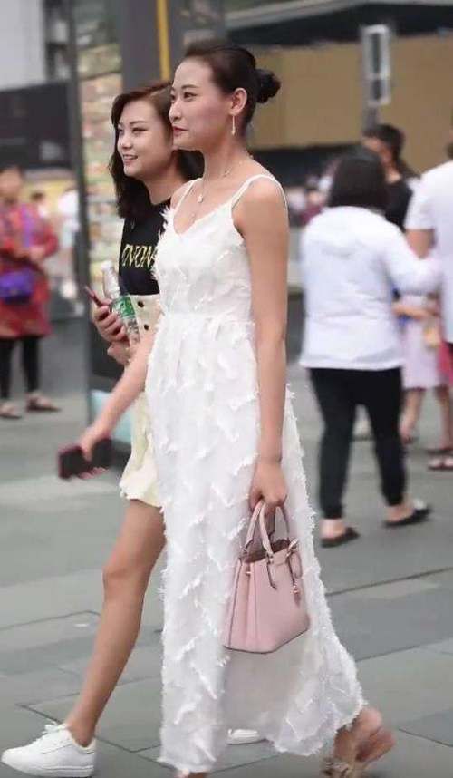 时尚|外搭薄款黑色风衣，搭配小白鞋，休闲时尚又百搭！