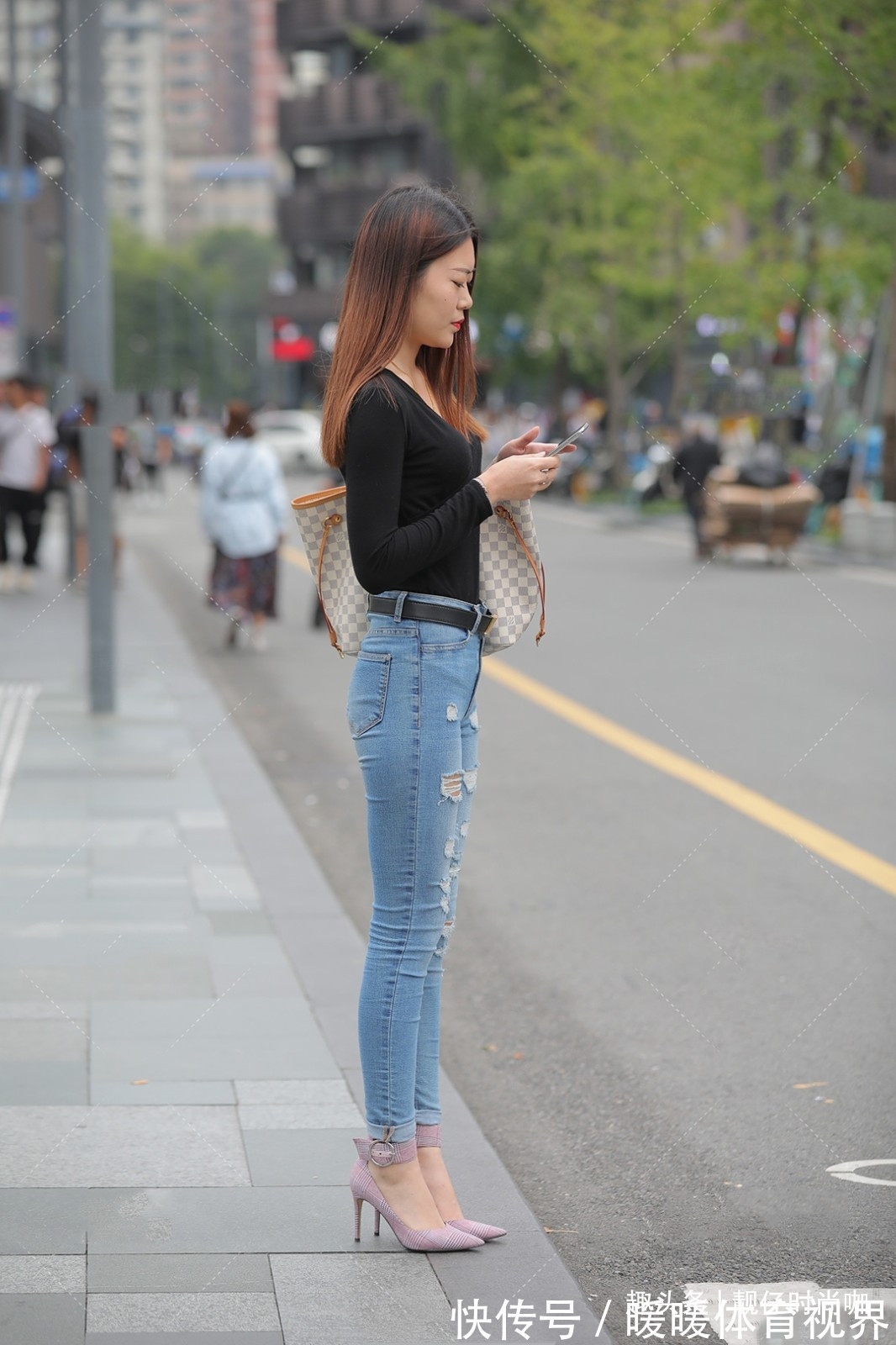 高跟鞋|美女黑色上衣+牛仔裤穿搭,显瘦显身材,出街展示别样气质!