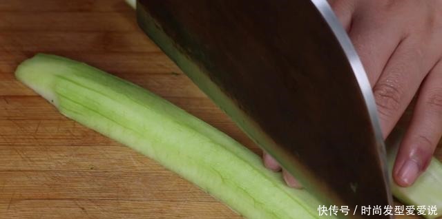 天冷了,我家三天两头做这道汤,汤鲜肉嫩,大人孩子都爱吃