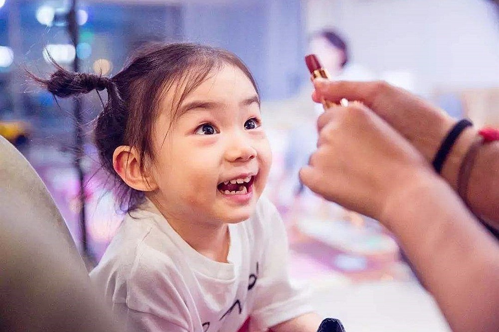 衣服|奶奶送孙女去幼儿园,孩子的打扮“引热议”,网友:走错地方了吧