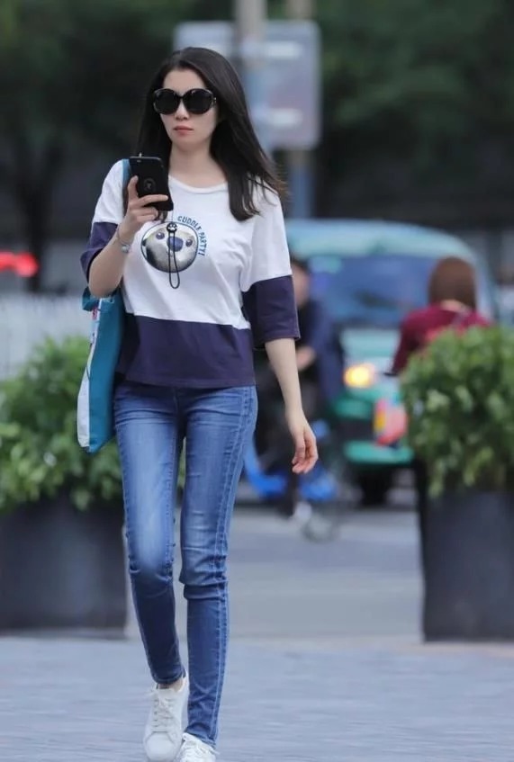街头|街拍:小姐姐戴一副酷酷的太阳镜,很显美女的街头气质感