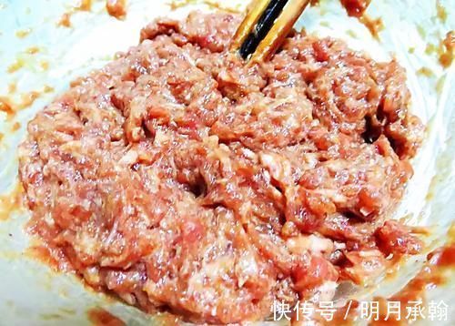 这才是灌汤包的正宗做法,皮薄馅大,咬一口汤汁四溢,赶快学学吧!