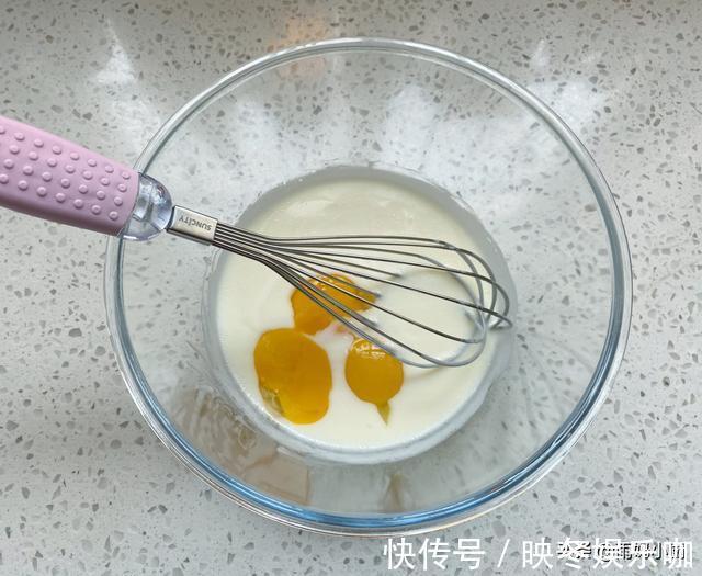 酸奶|轻如云朵的酸奶蛋糕，做法简单又好吃，比豆腐还嫩比戚风好做