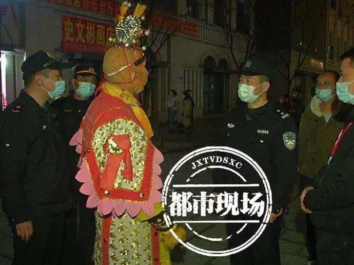 老年|南昌万寿宫门前“猴哥”多 拍照要钱还不事先告诉你