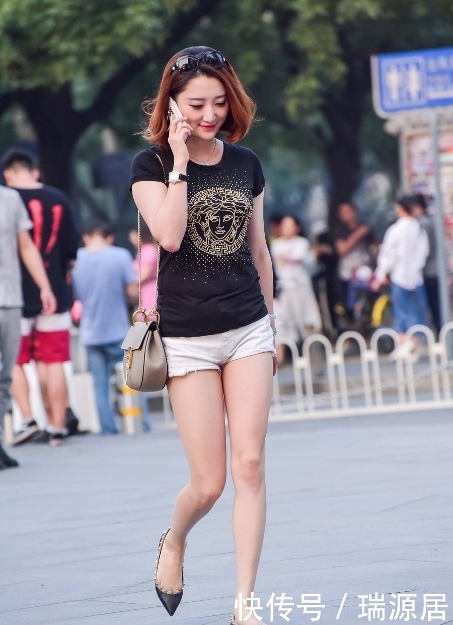 搭配|街拍美女香肩外露,搭配紧身牛仔裤,好身材一览无遗!