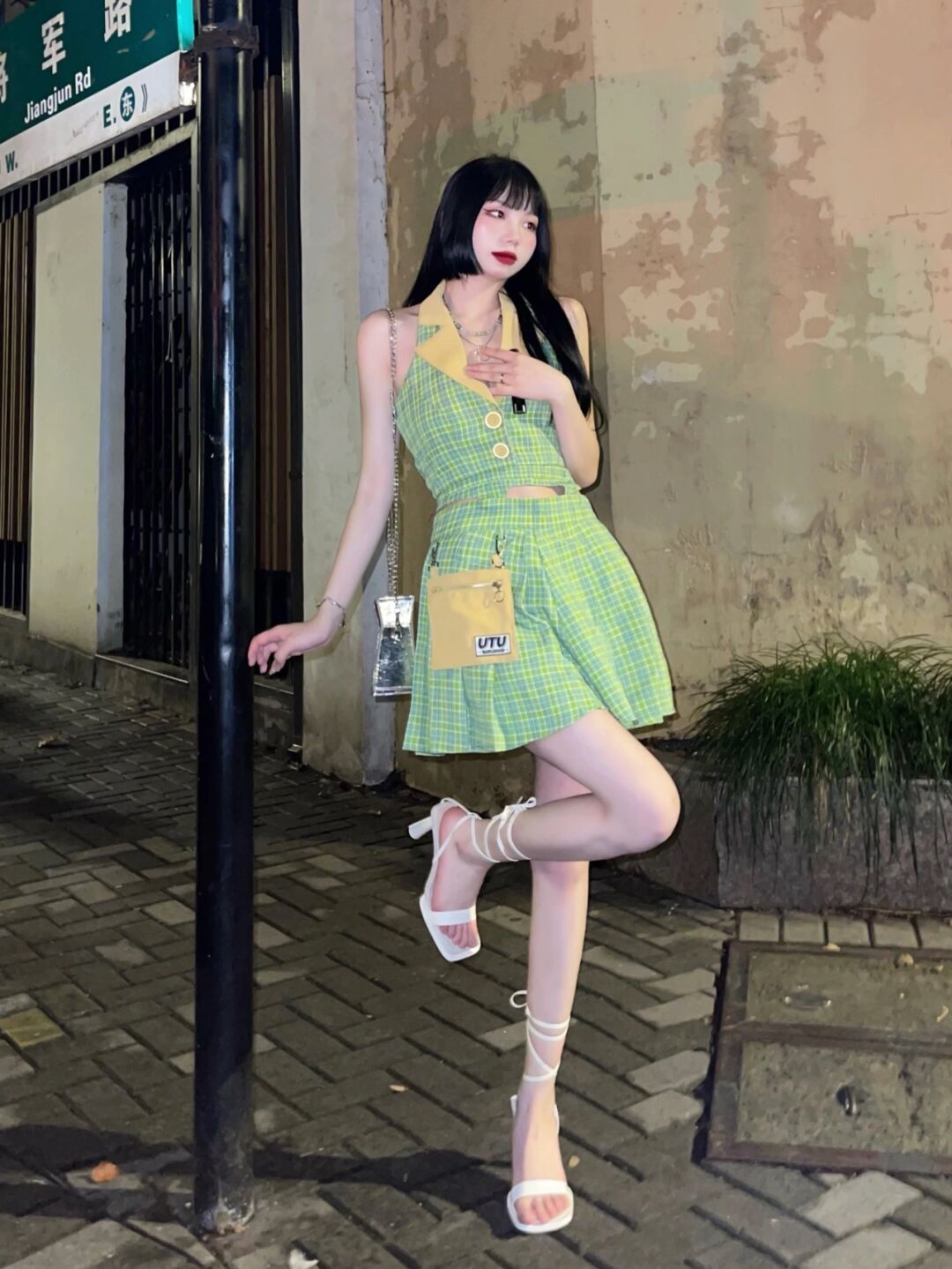 修身|面容清纯的小姐姐, 一件鲜绿色修身连衣裙, 青春气息扑鼻而来