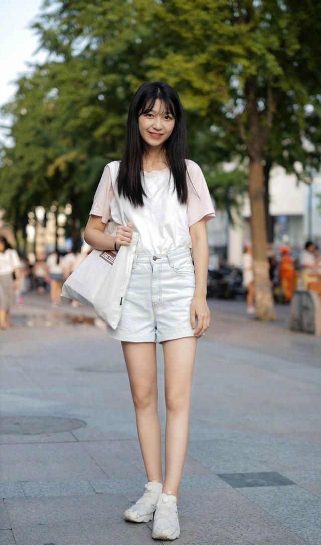 街拍身材高挑的美女,潮流时尚的穿搭,笑容甜美可爱