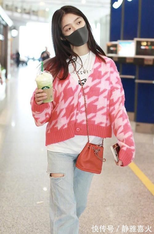林允 小姐姐穿粉红色开衫毛衣,尽显青春活力,不失甜美可爱