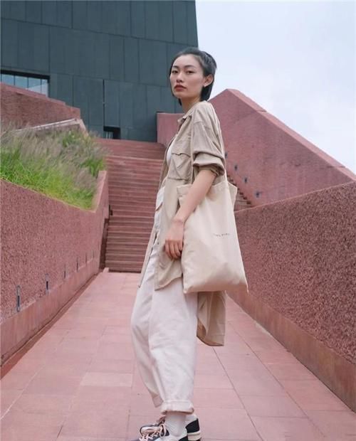 最近火了一种裤子，它叫“香烟裤”，搭配大衣，连气质都变高级了