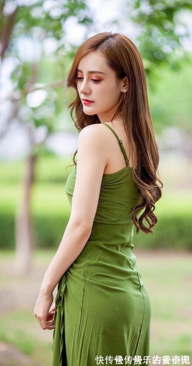 吊带连衣裙 绿色吊带连衣裙,尽显时髦和优雅,很是减龄